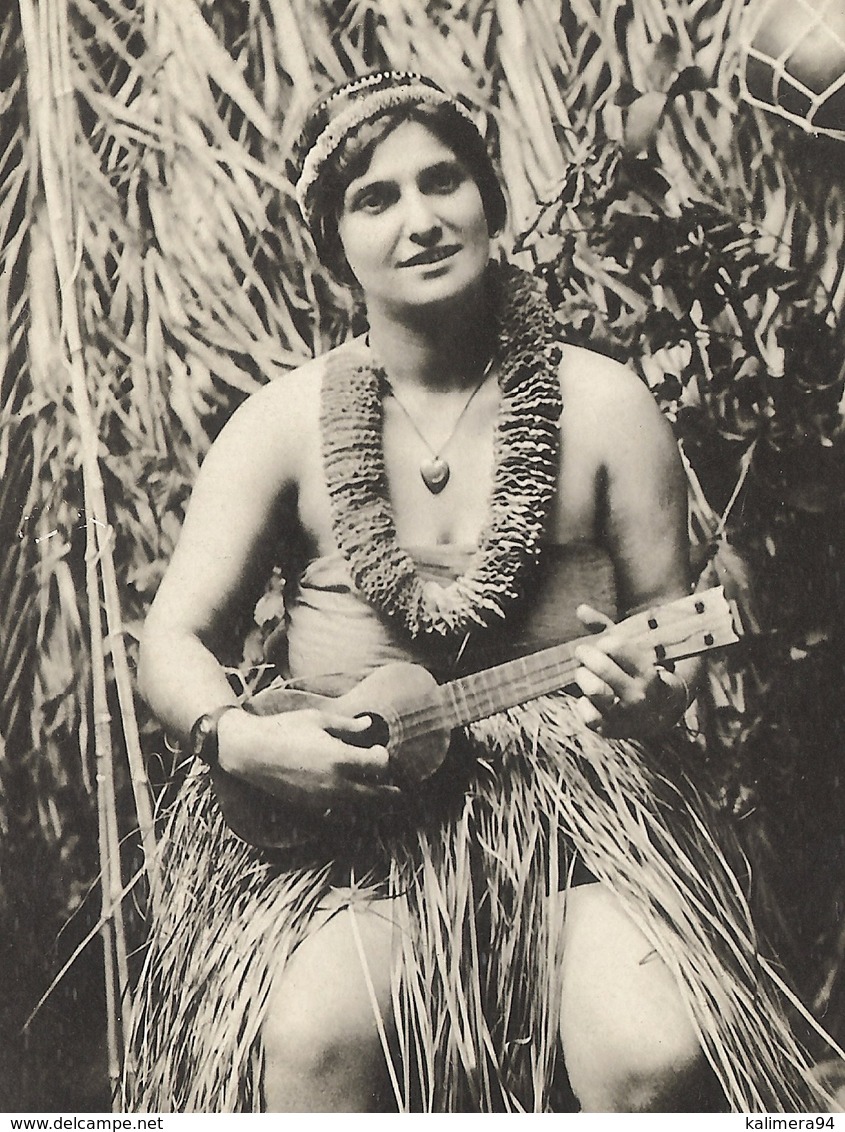 USA  /  HAWAÏ  /  HONOLULU  /  JOLIE  VAHINE  JOUANT  DU  YUKULELE  /  Cliché Argentique De WILLIAMS  ( écrite En 1921 ) - Honolulu