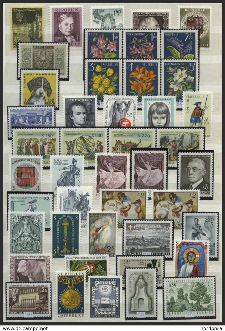 SAMMLUNGEN **, Postfrische Sammlung Österreich Von 1959-89 Im Einsteckbuch, Komplett Bis Auf Freimarken-Ausgaben, Pracht - Collections