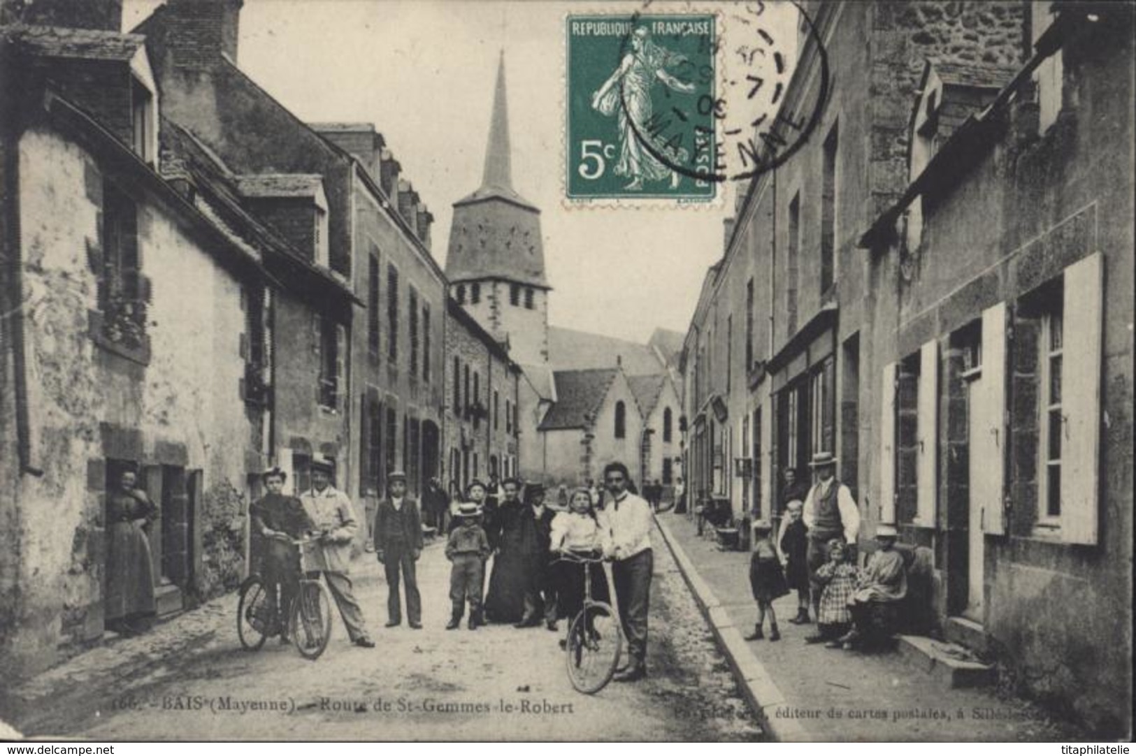 CPA Bais Mayenne Route De St Gemmes Le Robert Très Animée - Bais