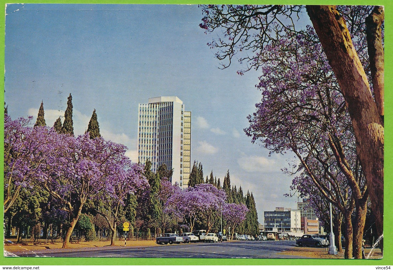 1966 RHODESIA - Jacaranda Time In Salesbury Rover P4 Austin Cambridge A60 Saloon Autos - Zimbabwe