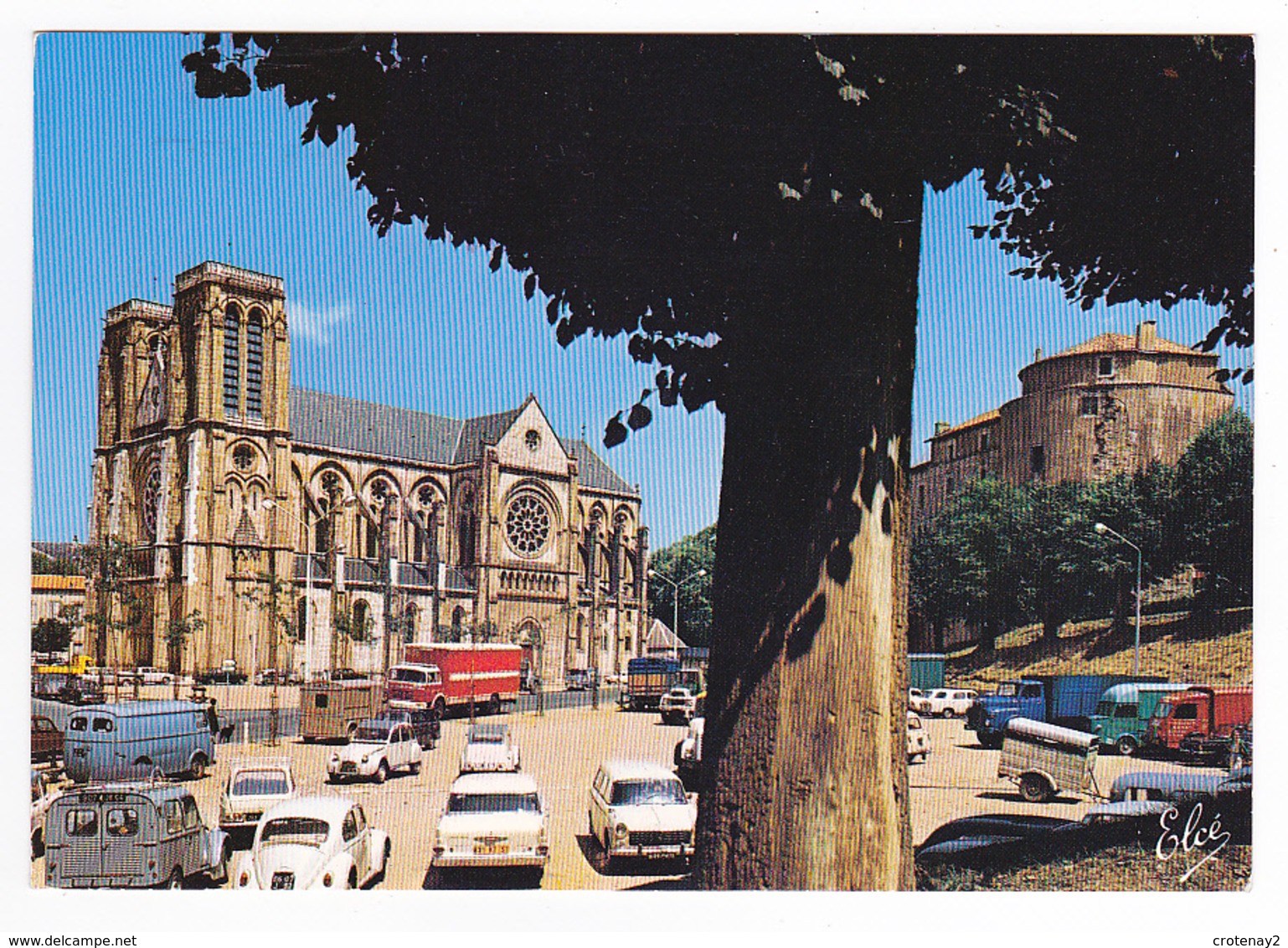 64 Bayonne N7835 Eglise St André Caserne En 1973 Opel Kapitan Citroën 2CV Tube Ami 6 VW Käfer Camion Berliet Peugeot 404 - Bayonne