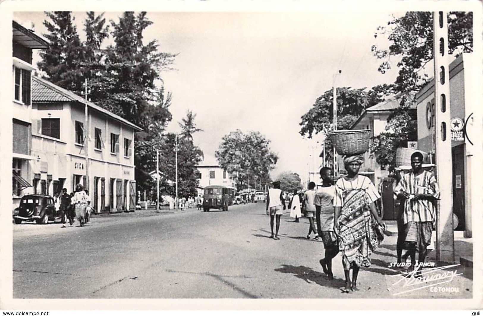 Afrique (Dahomey BENIN) COTONOU Une Rue (Texaco Vélo Citroen Traction )(Editions R.ROUINVY Cotonou 7) *PRIX FIXE - Benin