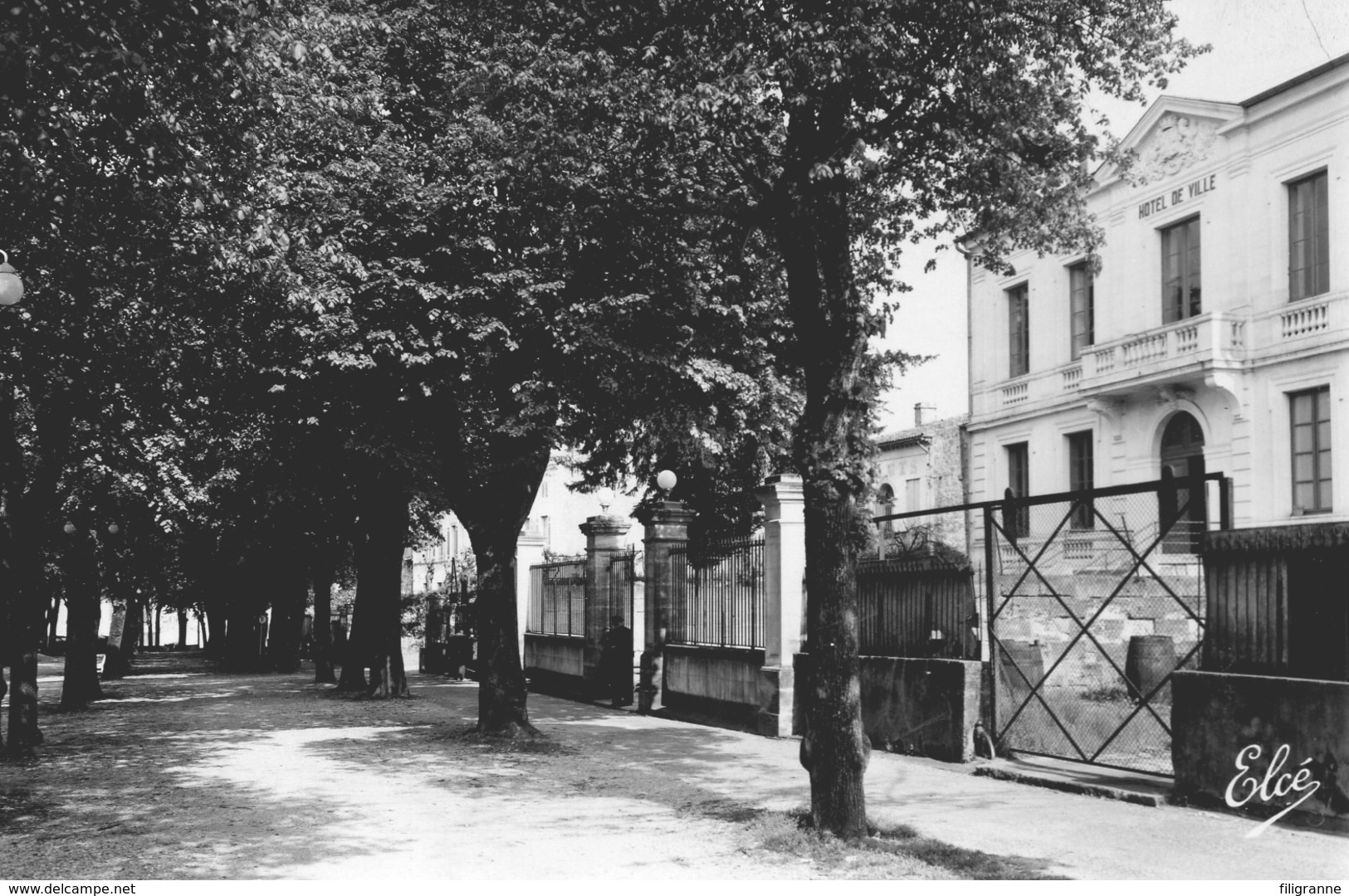 SAINT MACAIRE  L Hotel De Ville Et Les Allees Des Tilleuls - Autres & Non Classés