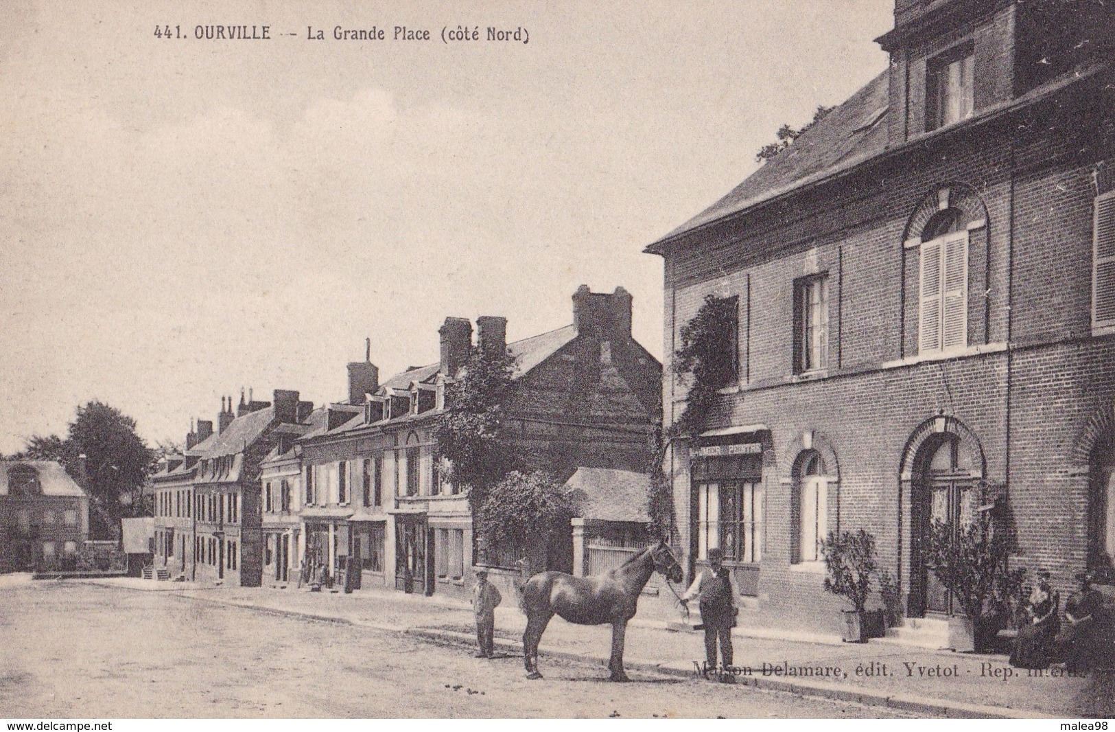 OURVILLE  ,,,,la  Grande  Place   ( COTE  NORD )  ,,,,, TBE - Ourville En Caux