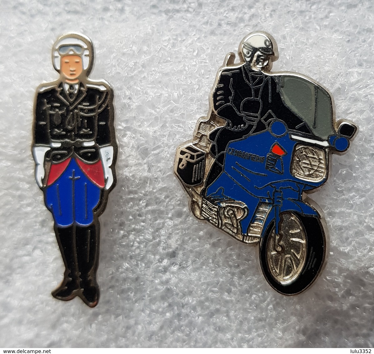 Pin's Gendarmerie  " 1 Figurine - 1  Motards  - Argent " - Militaria