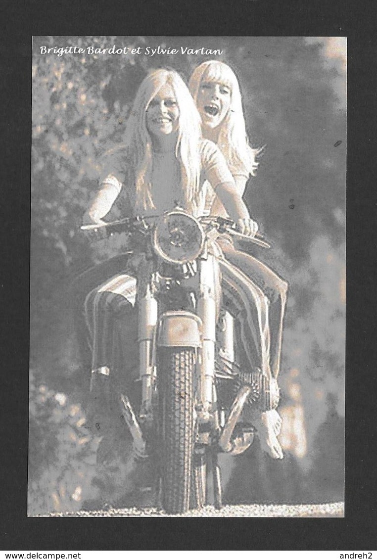 ARTISTES - ACTRICES DE CINÉMA - LES TRÈS JOLIES ET SEXY BRIGITTE BARDOT ET SYLVIE VARTAN EN MOTOCYCLETTE - Acteurs