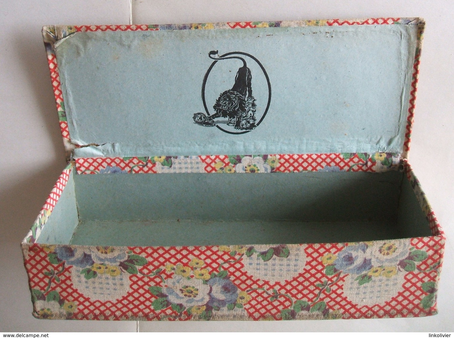 Ancienne Boîte En Carton LION NOIR Cirage Crème Recouverte De Tissu Imprimé De Fleurs - Boxes