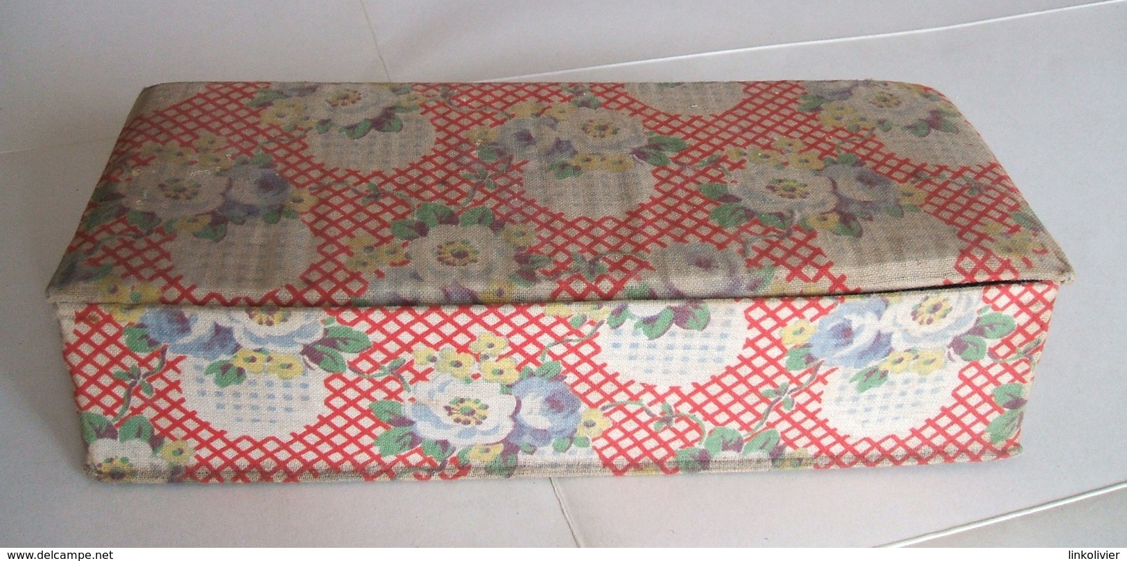 Ancienne Boîte En Carton LION NOIR Cirage Crème Recouverte De Tissu Imprimé De Fleurs - Boxes