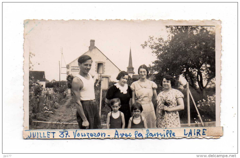 Vouzeron Carte  Photo De La Famille Laire Avec Au Loin Le Clocher De L'eglise Datée 1937 Format 7 X 11 Cm Canton Vierzon - Vouzeron