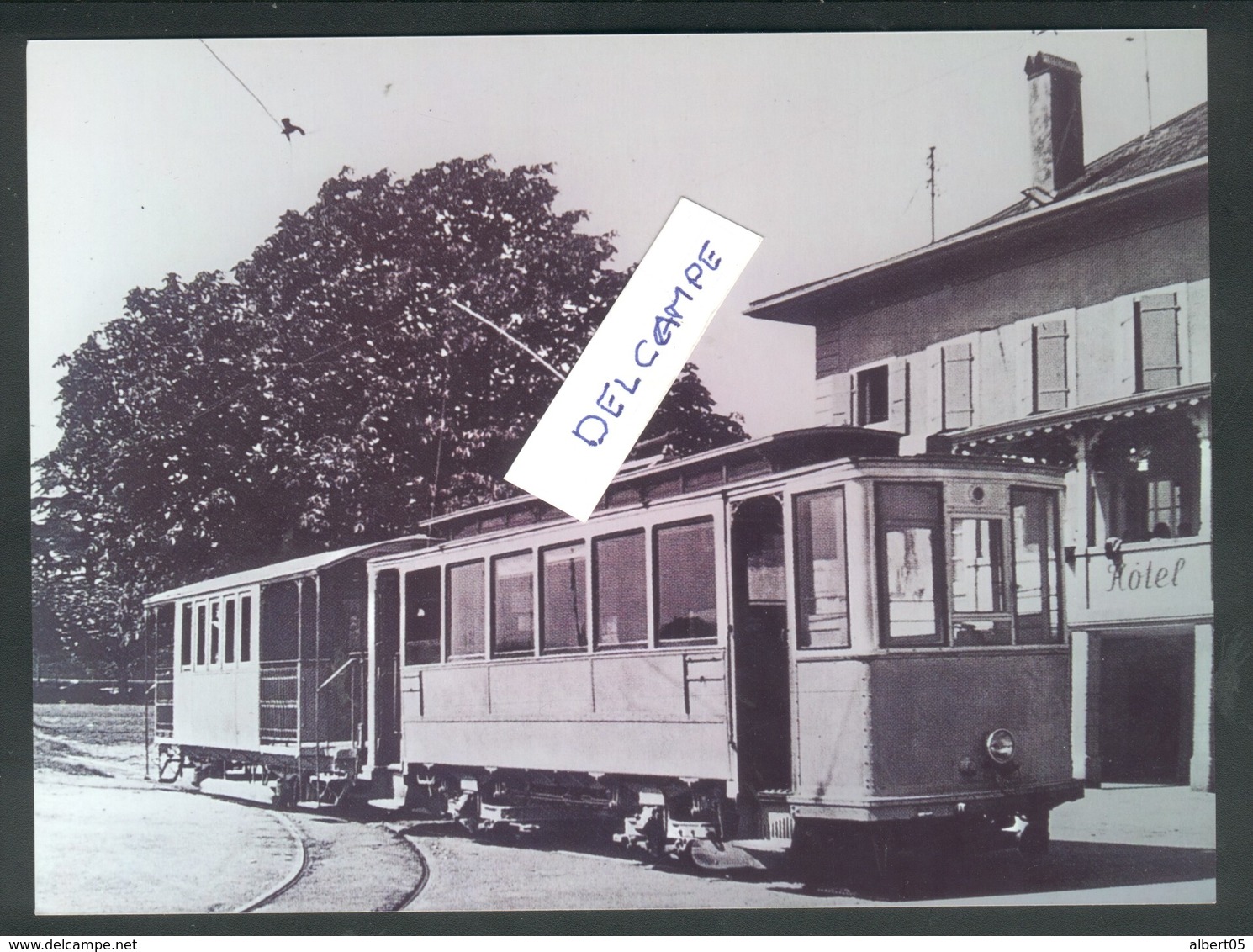 Le Tram à Begnins Devant L'Hôtel De L'Ecu Vaudois En 1950 - Begnins