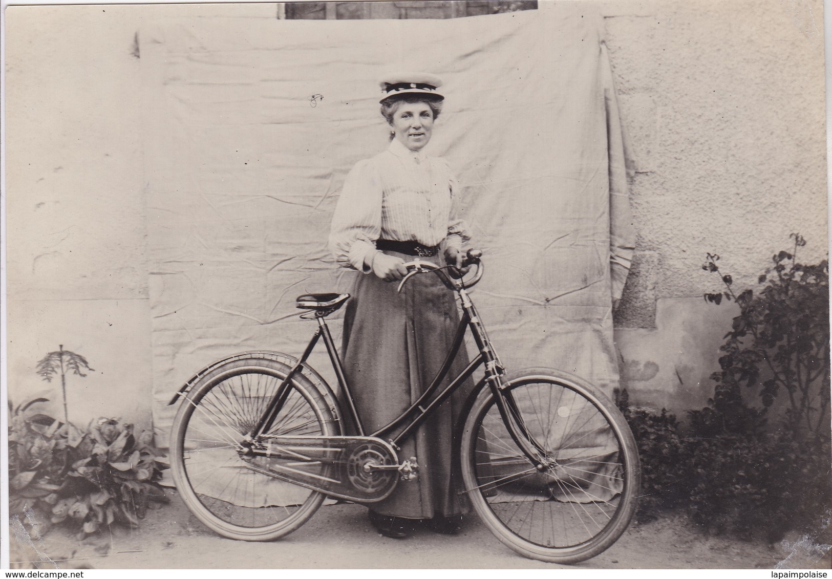 Photographie Morbihan Pontivy Noyal " Femme A Bicyclette " Dimension 15 X 21 Cm - Places