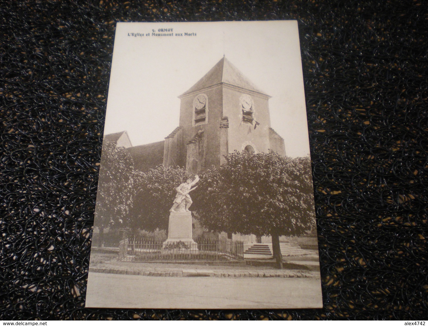 Ormoy, L'église Et Le Monument Aux Morts, 1945,timbre  (i5) - Autres & Non Classés