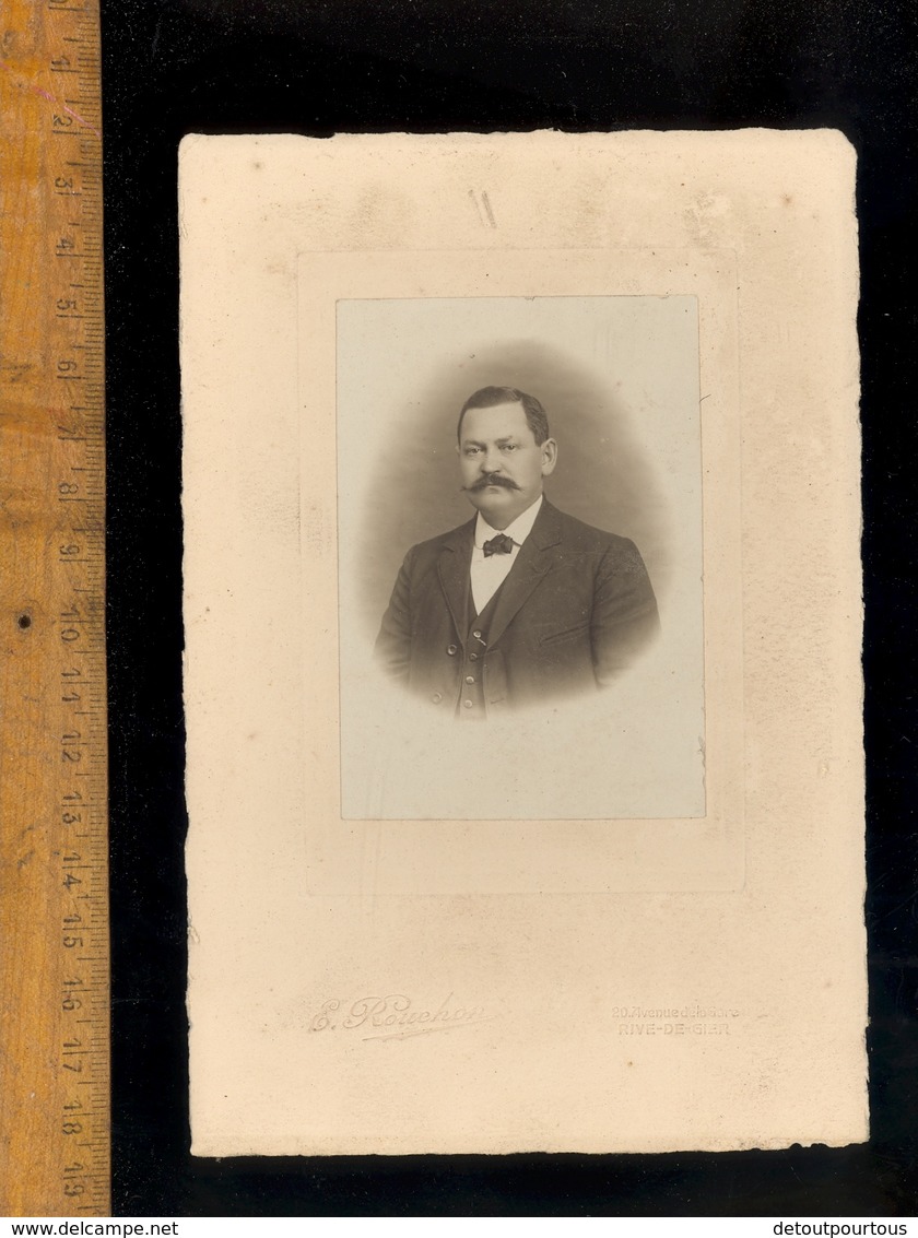 Photographie Cabinet : X2 Homme Moustache + Son épouse / Photographe E ROUCHON 20 Avenue De La Gare à RIVE DE GIER Loire - Antiche (ante 1900)