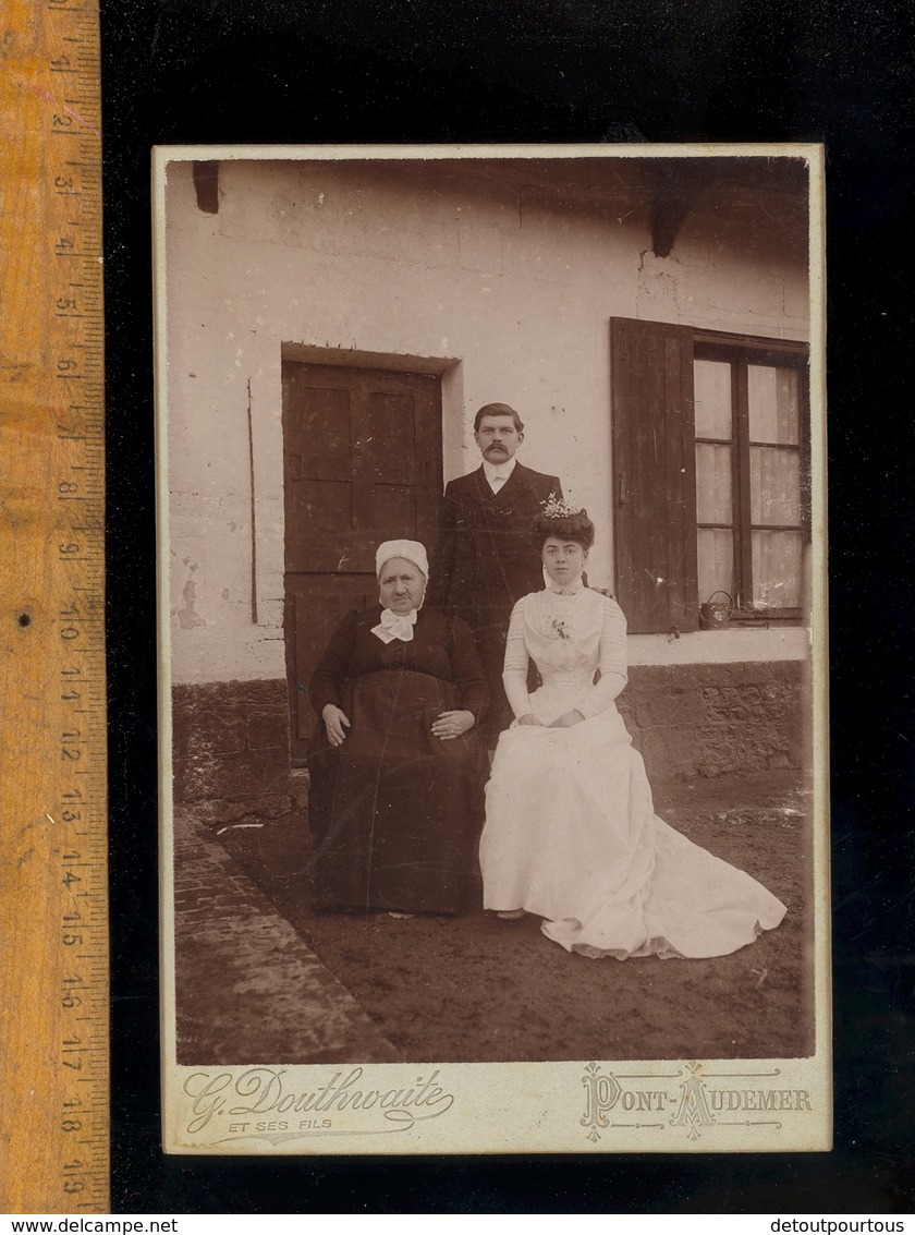 Photographie Cabinet : Couple Mariés Et Belle Mère / Photographe G DOUTHWAITE Et Fils à PONT AUDEMER Eure - Anciennes (Av. 1900)