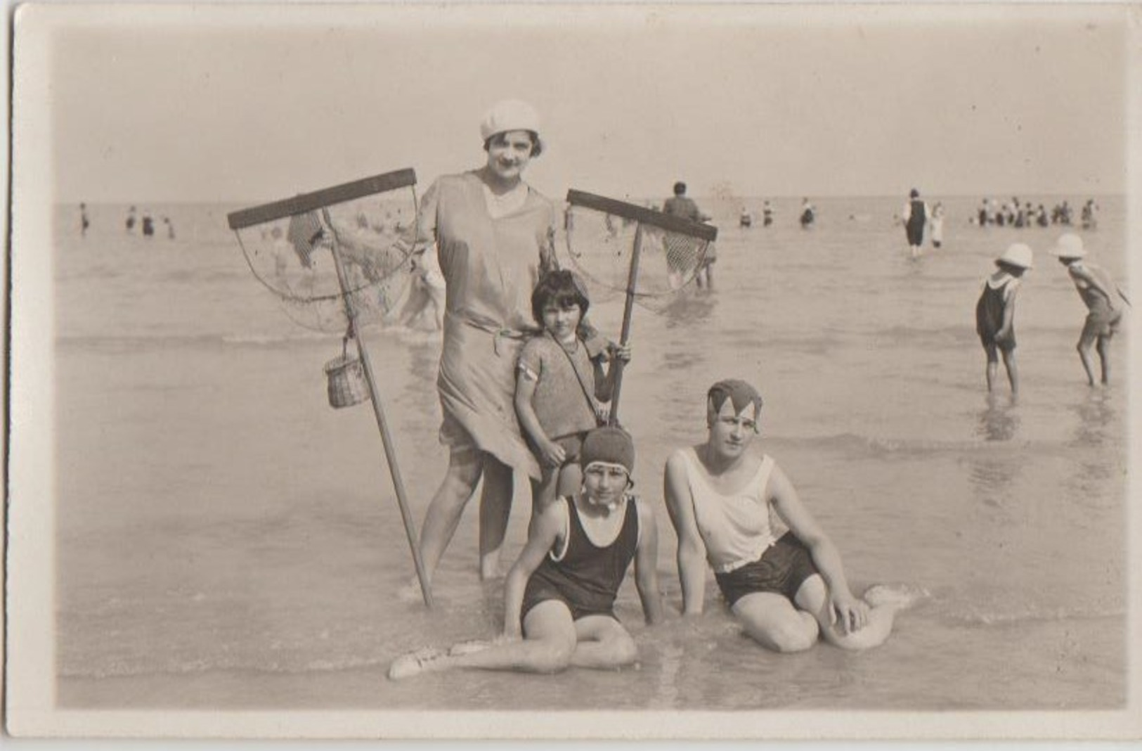 CPA PHOTO 76 SAINT VALERY EN CAUX Plage Groupe Souvenir Maillots De Bain Maman Et Enfants Pêche Aux Crevettes Août 1930 - Saint Valery En Caux