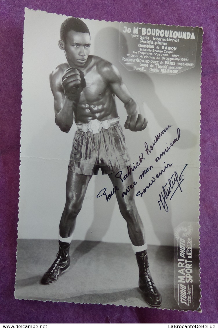 PHOTO BOXE DEDICACEE : M'BOUROUKOUNDA Jo, Poids Plume. Champion Du Gabon Studio Mari Sports. - Autres & Non Classés