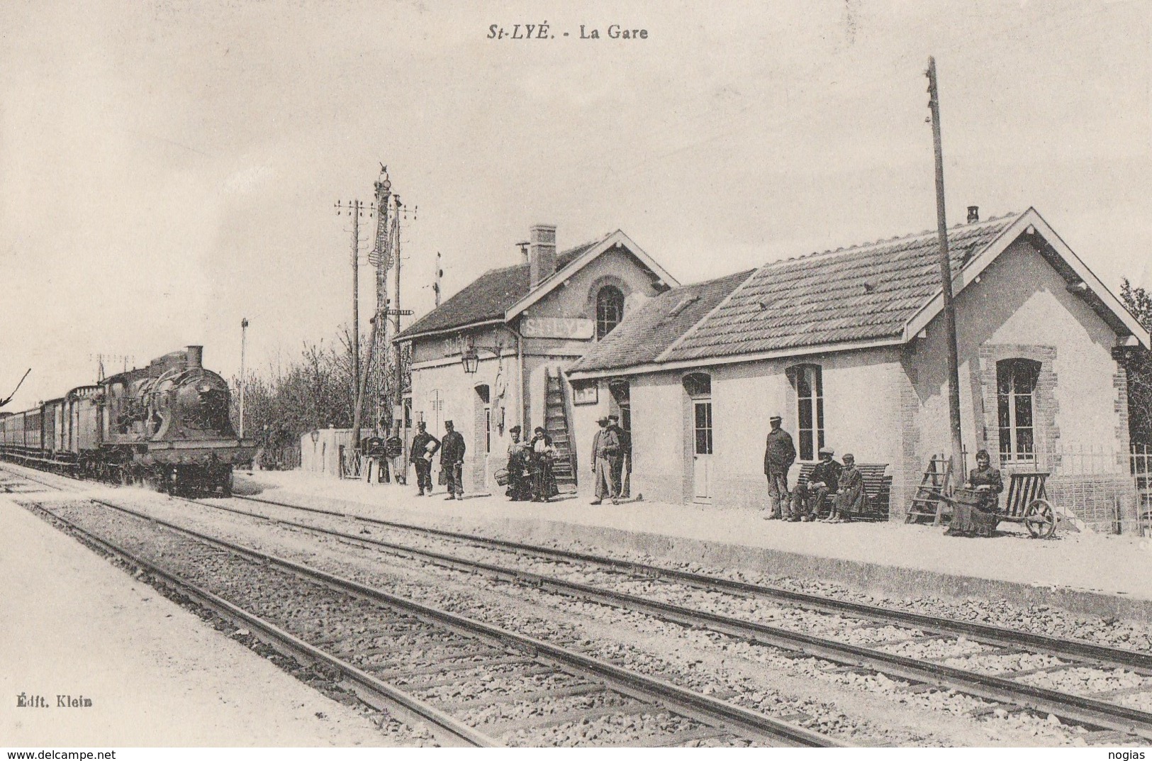 SAINT LYE - LE TRAIN ARRIVE EN GARE - BELLE CARTE - ANIMATION SUR LE QUAI - - Autres & Non Classés