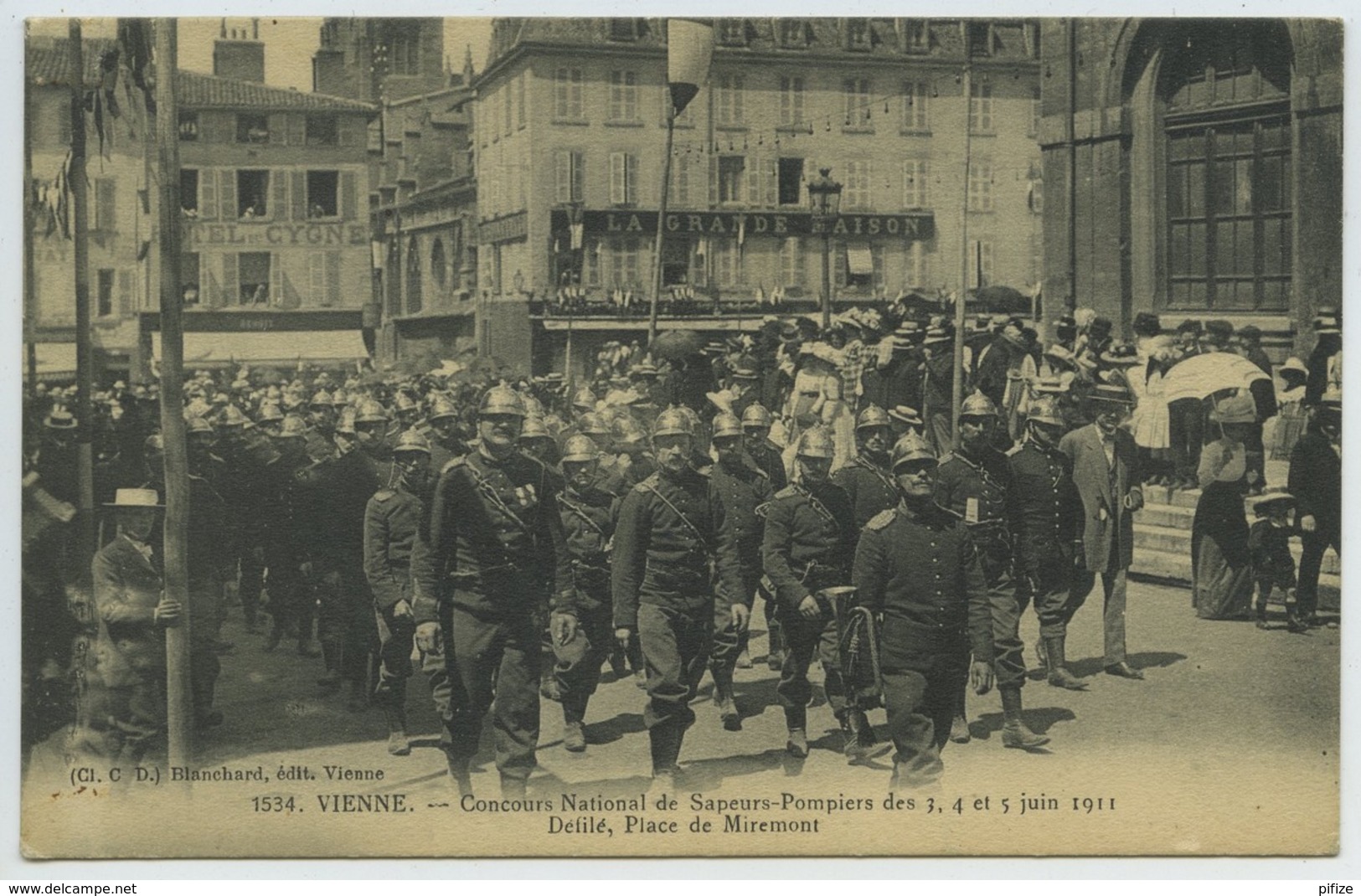 (Vienne) Concours National De Sapeurs-Pompiers Des 3, 4 Et 5 Juin 1911 . Défilé, Place De Miremont . - Vienne