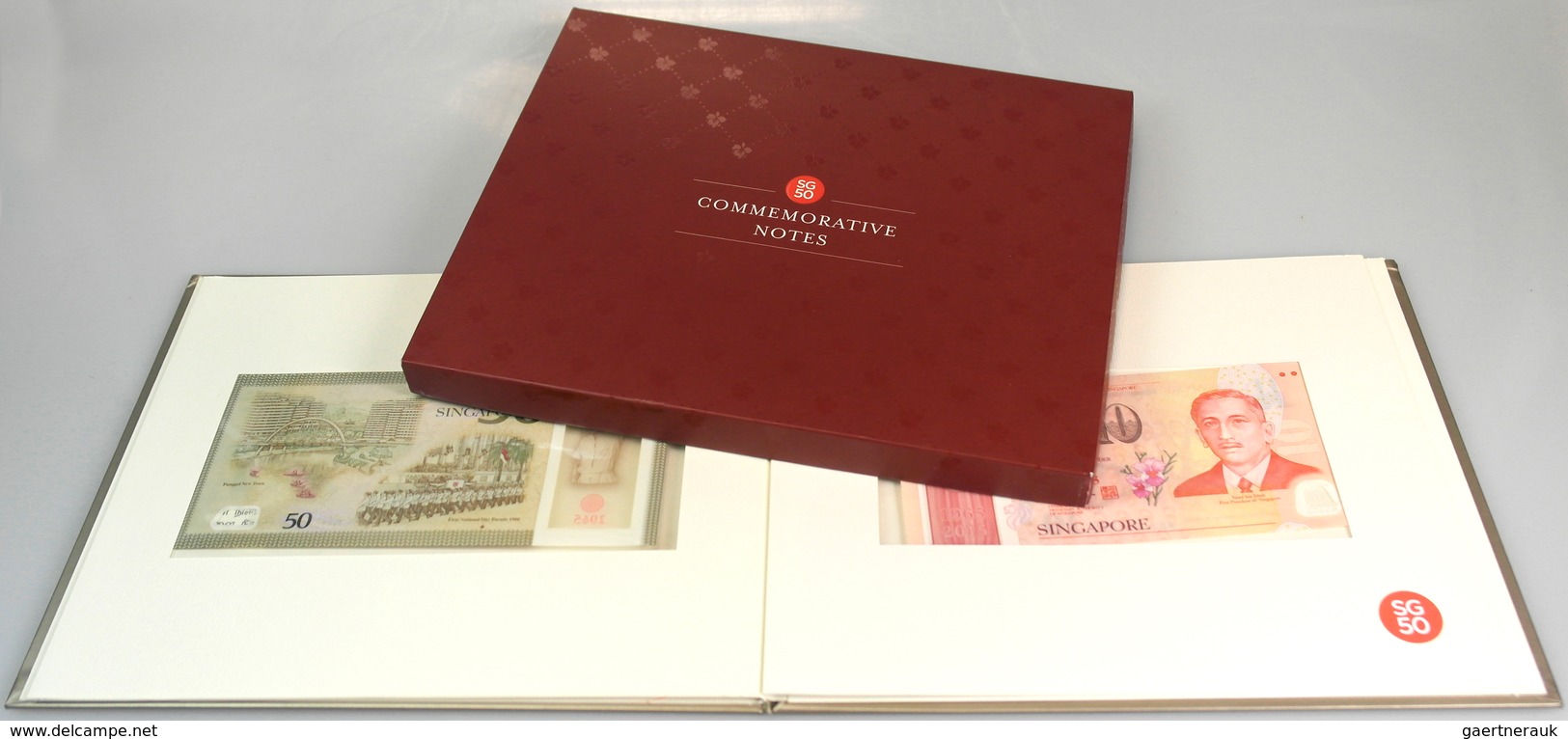 02856 Singapore / Singapur: Singapore Box With Folder Of Commemorative Banknotes Containing 1x 50 And 5x 1 - Singapore