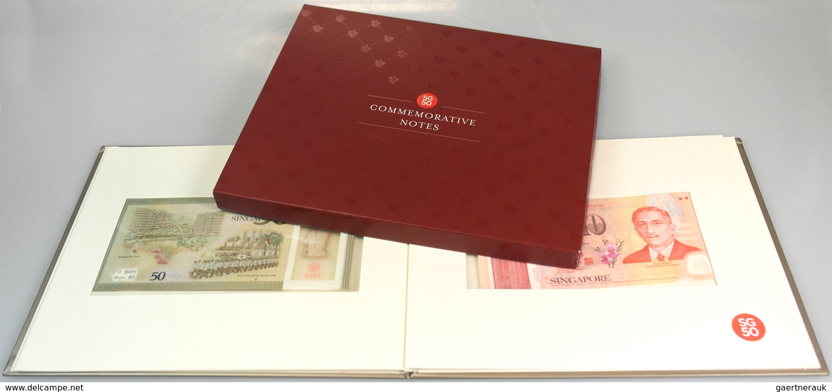 02856 Singapore / Singapur: Singapore Box With Folder Of Commemorative Banknotes Containing 1x 50 And 5x 1 - Singapur