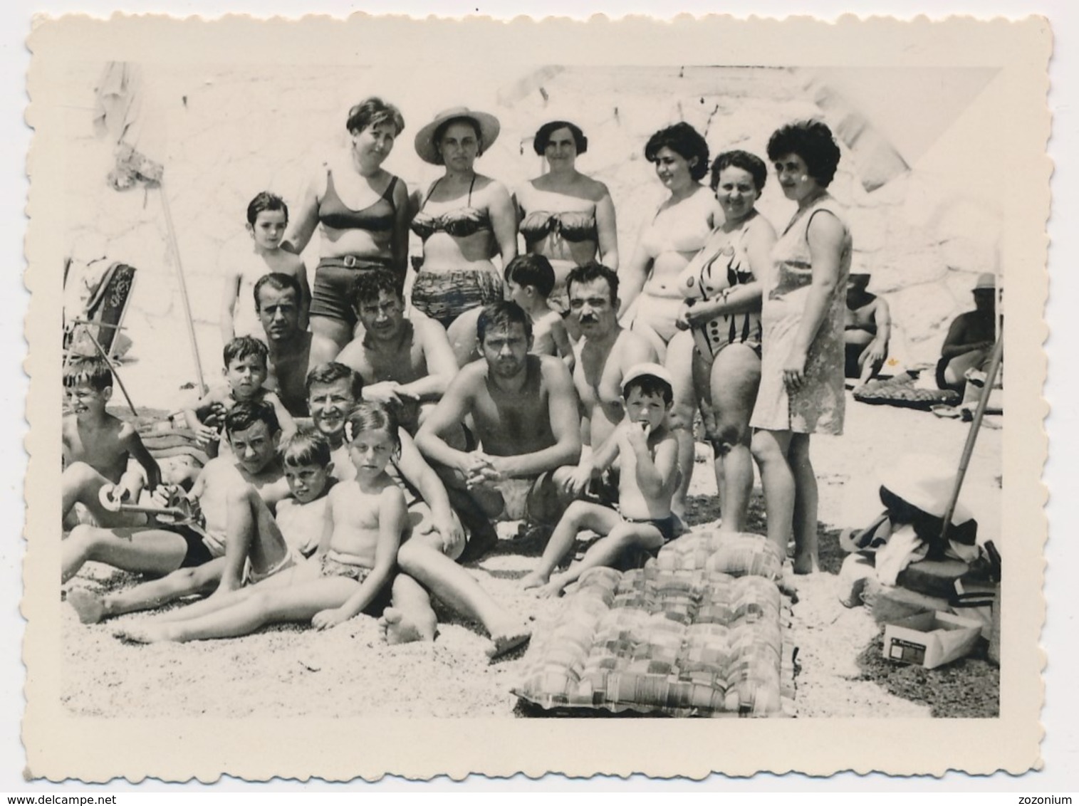 REAL PHOTO Ancienne  Swimsuit  Women Men And Kids Boys Girls On Beach Femmes Hommes Enfants Sur Plage Old Orig - Autres & Non Classés