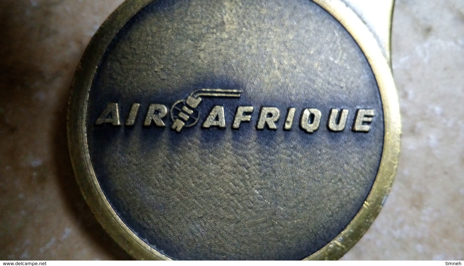 AIR AFRIQUE - DECAPSULEUR METAL 8cmx4cm - Deco Personnage AFRIQUE 67g - Destapador/abrebotellas
