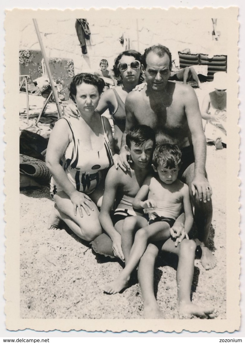 REAL PHOTO Ancienne Swimsuit  Women Man And Kids Boys On Beach Femmes Homme Garcons Sur Plage Old Orig - Autres & Non Classés