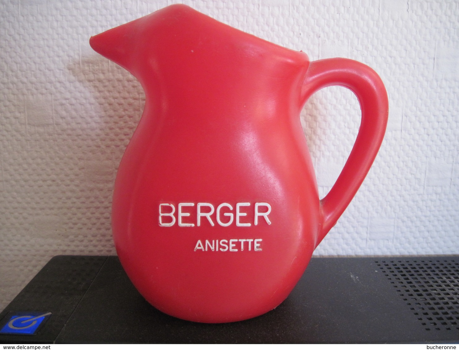 Cruche Publicitaire Anisette BERGER Plastique Rouge T.B.E. - Carafes