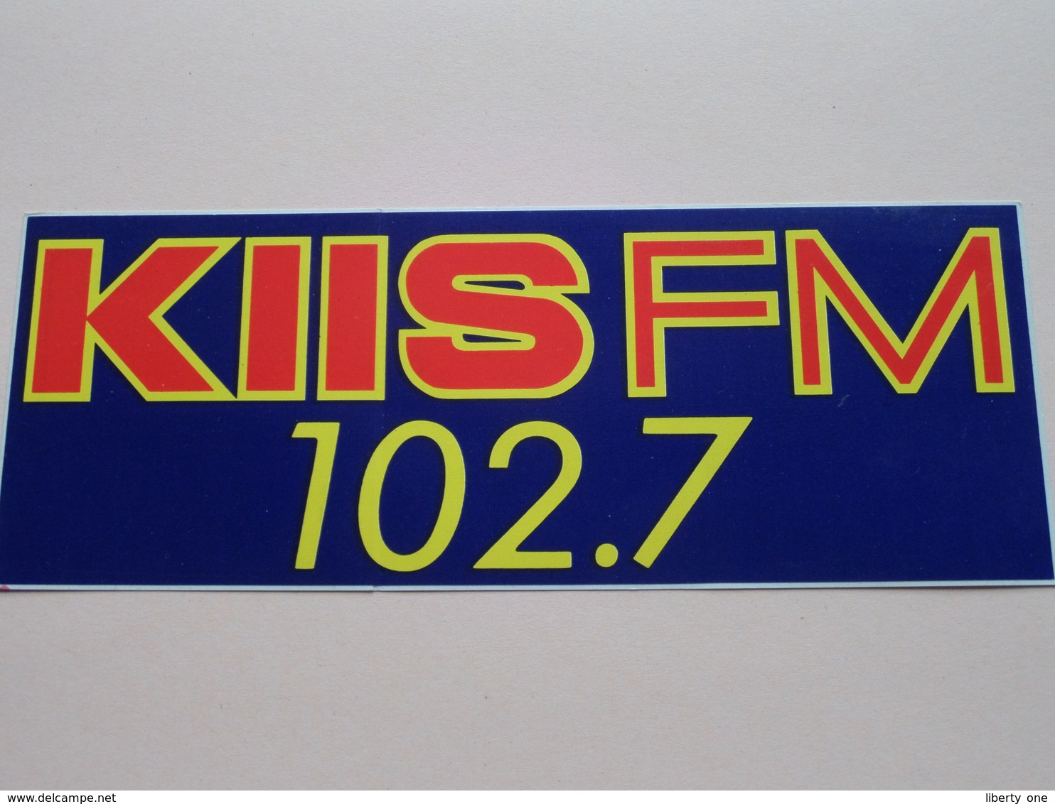 KIIS FM 102.7 ( Zie Foto Voor Details ) 21,5 X 8 Cm. - Zelfklever Sticker Autocollant U.S.A. - VS ( CA - Los Angeles ) ! - Other & Unclassified