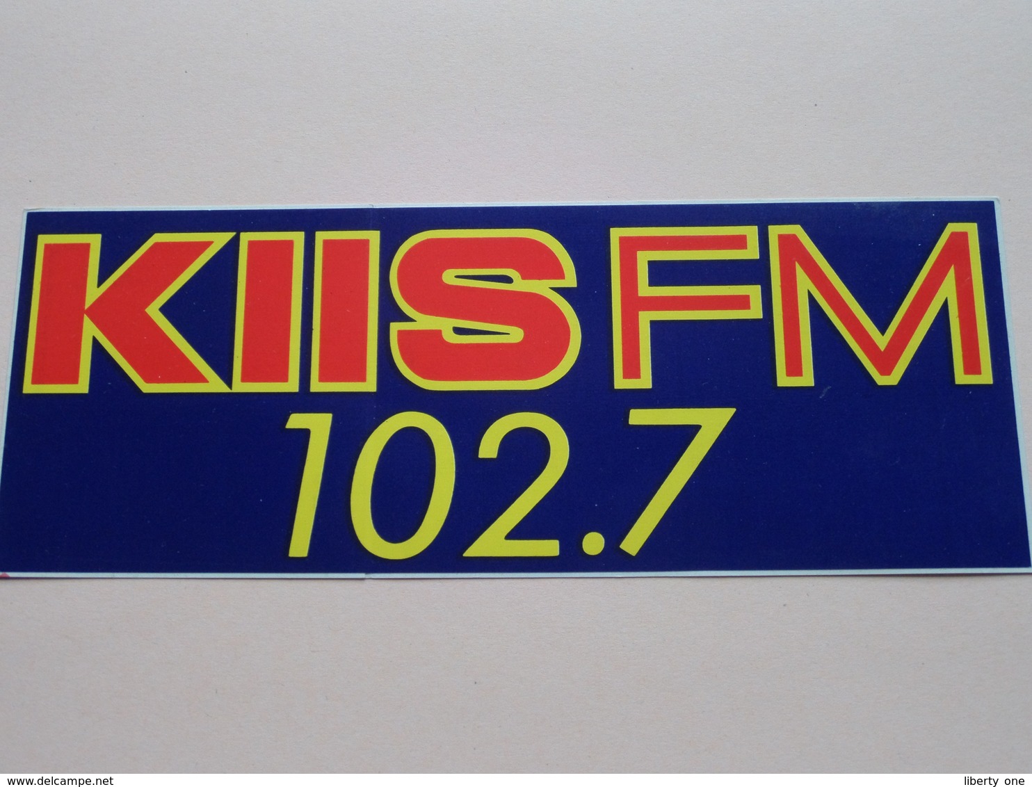 KIIS FM 102.7 ( Zie Foto Voor Details ) 21,5 X 8 Cm. - Zelfklever Sticker Autocollant U.S.A. - VS ( CA - Los Angeles ) ! - Autres & Non Classés
