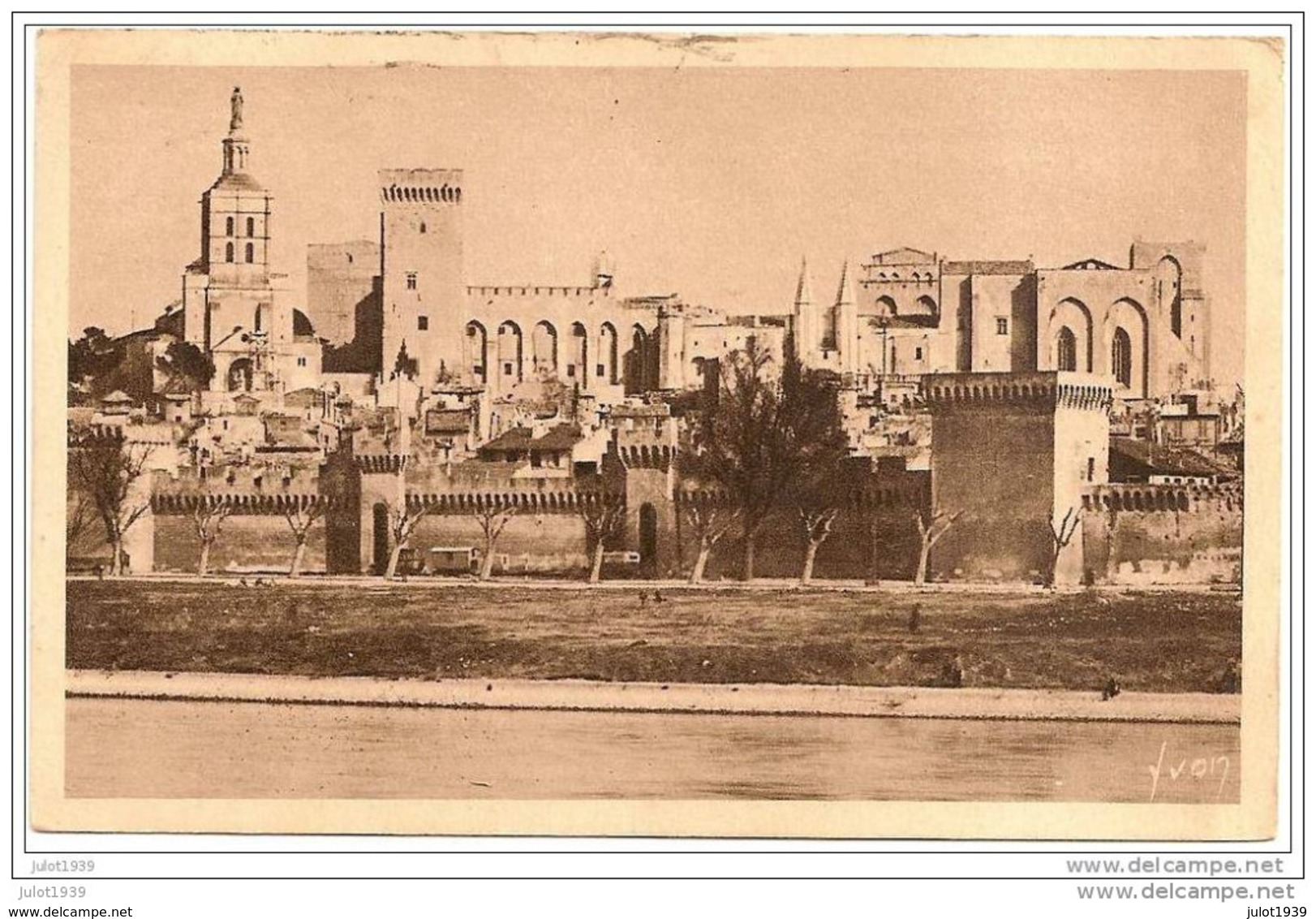 AVIGNON ..-- 84 . VAUCLUSE ..-- Le Palais Des Papes . Vers CHARLEVILLE ( Melle BUVAT ) . - Avignon