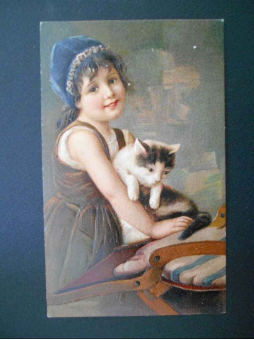 Enfants - Petite Fille Brune Avec Bonnet Portant Chat Tigré Devant Fauteuil - Gaufrée - Série 5563 - Autres & Non Classés