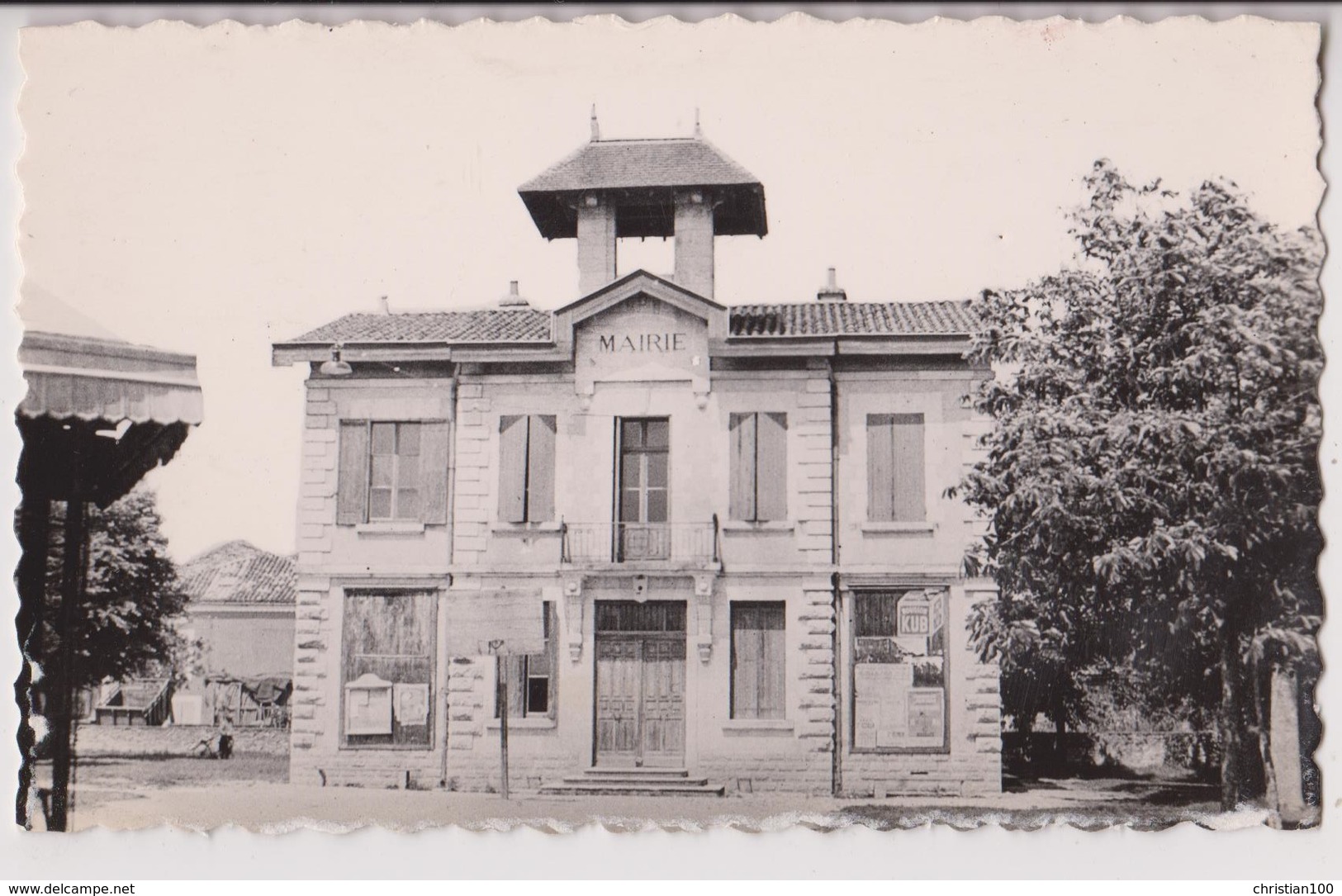 LAROQUE TIMBAUT (47) : LA MAIRIE - PUB. BOUILLON KUB SUR LA FENETRE DE LA MAIRIE - CPSM FORMAT CPA - 2 SCANS - - Laroque Timbault