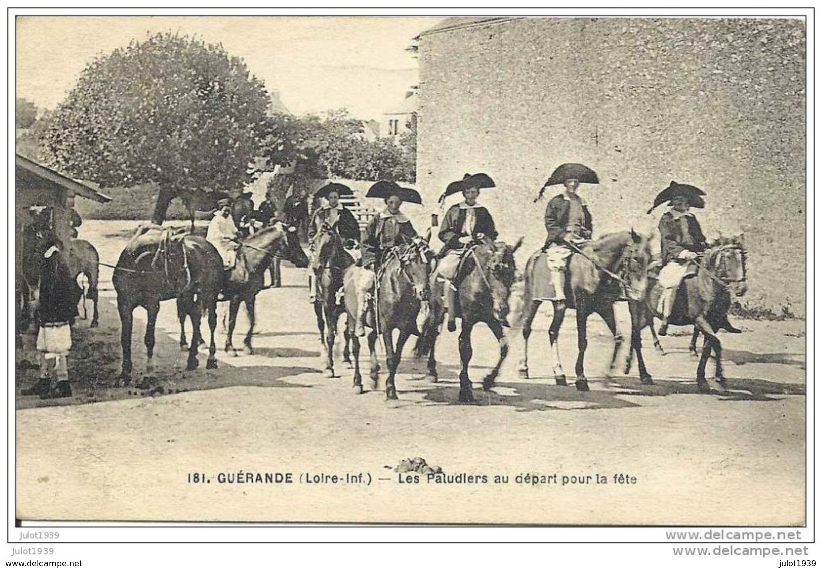 GUERANDE ..-- 44 ..-- Paludiers Au Départ Pour La Fête . - Guérande