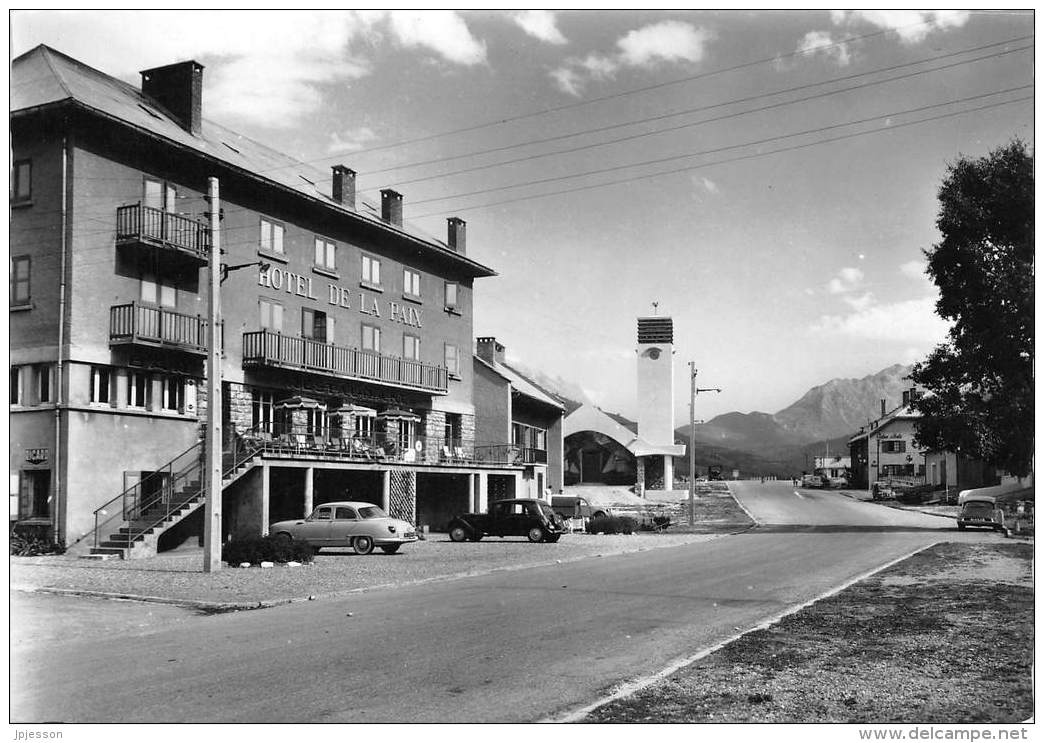 ALPES DE HAUTE PROVENCE  04  LARCHE  HOTEL DE LA PAIX  AUTOMOBILES  CITROEN TRACTION - PANHARD PL - Altri & Non Classificati