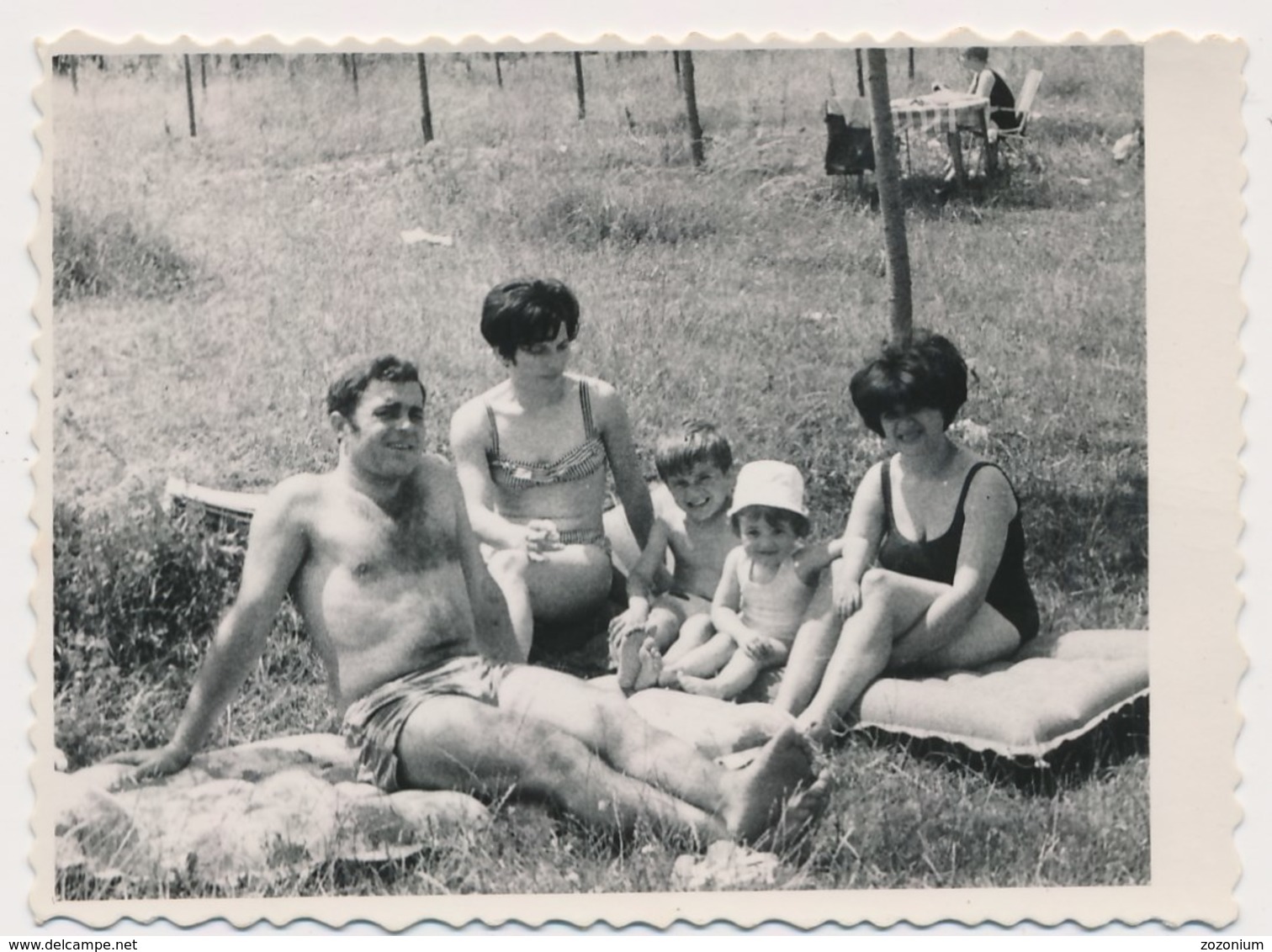 REAL PHOTO Ancienne Swimsuit  Women Man And Kids  On Beach Femmes Homme Enfants Sur Plage Old Orig - Autres & Non Classés