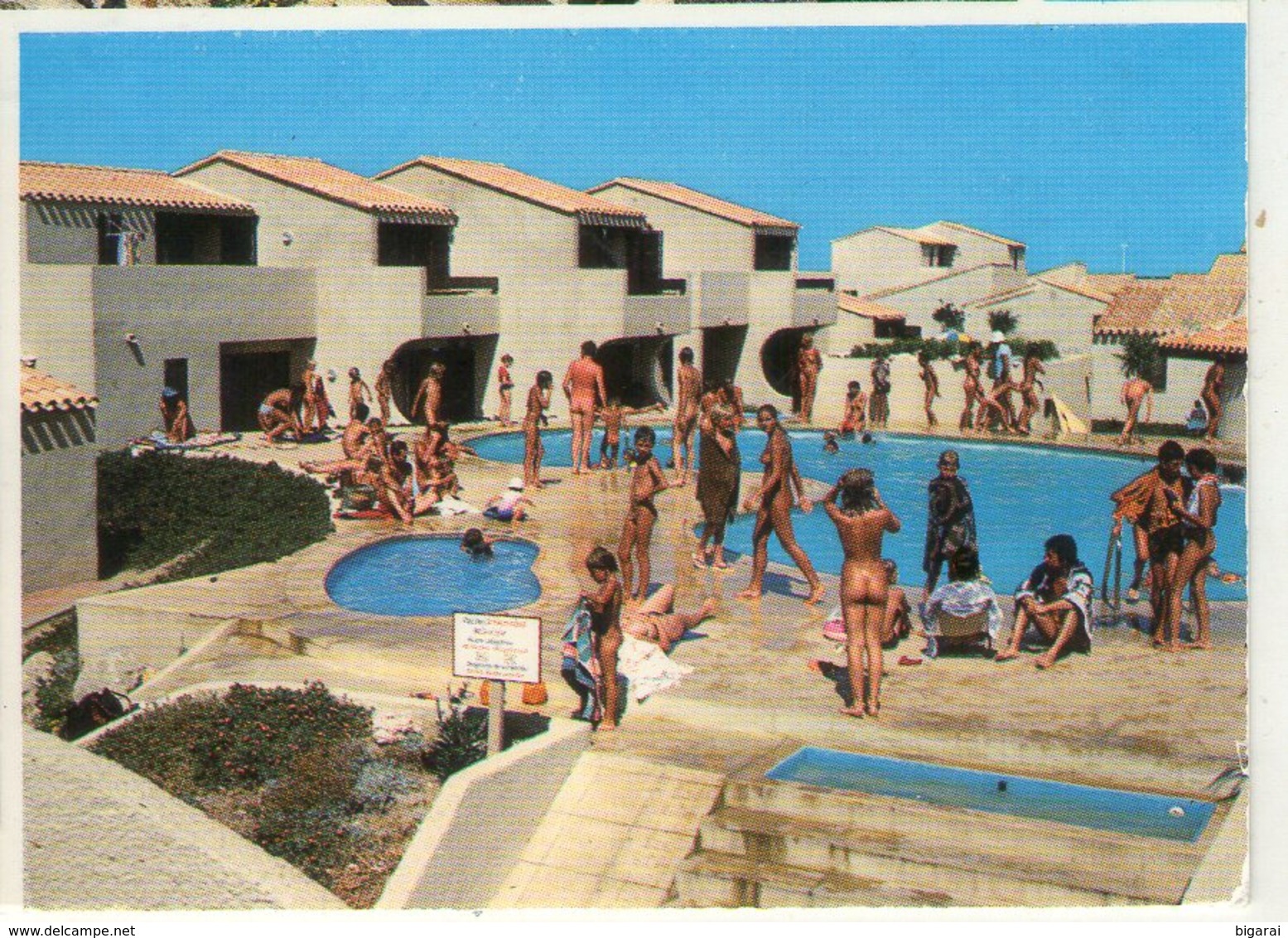 CP.. 11 . LEUCATE . APHRODITE VILLAGE . PISCINE . NU . NUE . NUDE . SEINS .NATURISTES .  HOMME . FEMME . ENFANT - Leucate