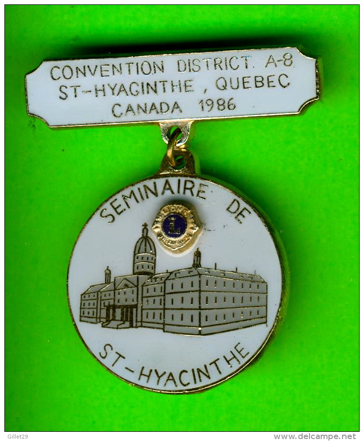 PIN'S - ÉPINGLETTES - ASSOCIATIONS DES CLUB LIONS - CONVENTION DISTRICT A-8, ST-HYACINTHE, 1986 - SÉMINAIRE ST-HYACINTHE - Verenigingen