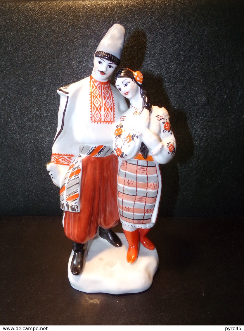 Couple Russe En Costume Folklorique ( 26 X 15 X 10 Cm 1020 Grammes ) - Autres & Non Classés