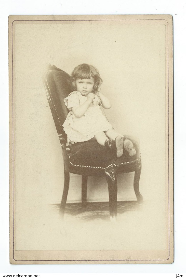 Ancienne Grande PHOTO ..ENFANT Sur Un Fauteuil - Old (before 1900)