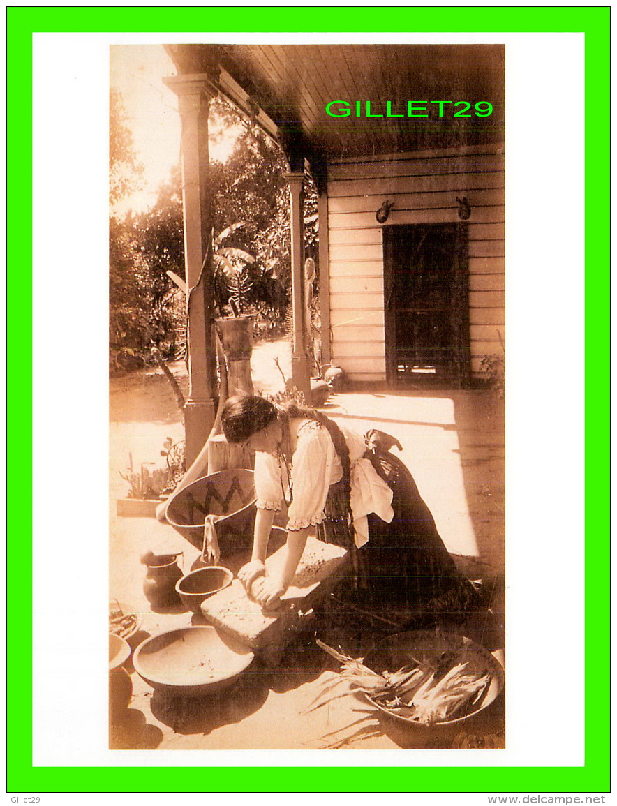 FEMMES - GRINDING CORN IN 1890 - A. FRANK RANDALL  COLLECTION  -  DIMENSION 12 X 16 Cm - - Femmes