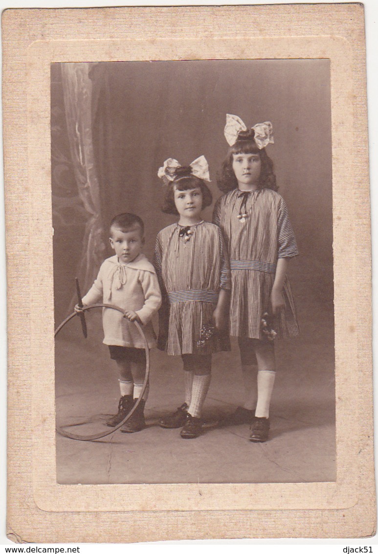 Photographie D'Art Collée Sur Un Carton épais / 3 Enfants / Petit Garçon Avec Cerceau / Noms Au Dos - Personnes Identifiées