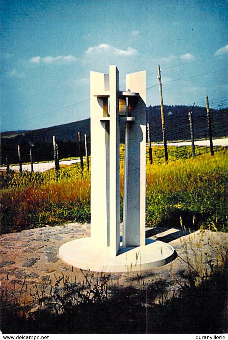 67 - NECROPOLE NATIONALE DU STRUTHOF : La Lanterne Des Morts. Au Second Plan, Le Camp De Déportation - Ebersmunster