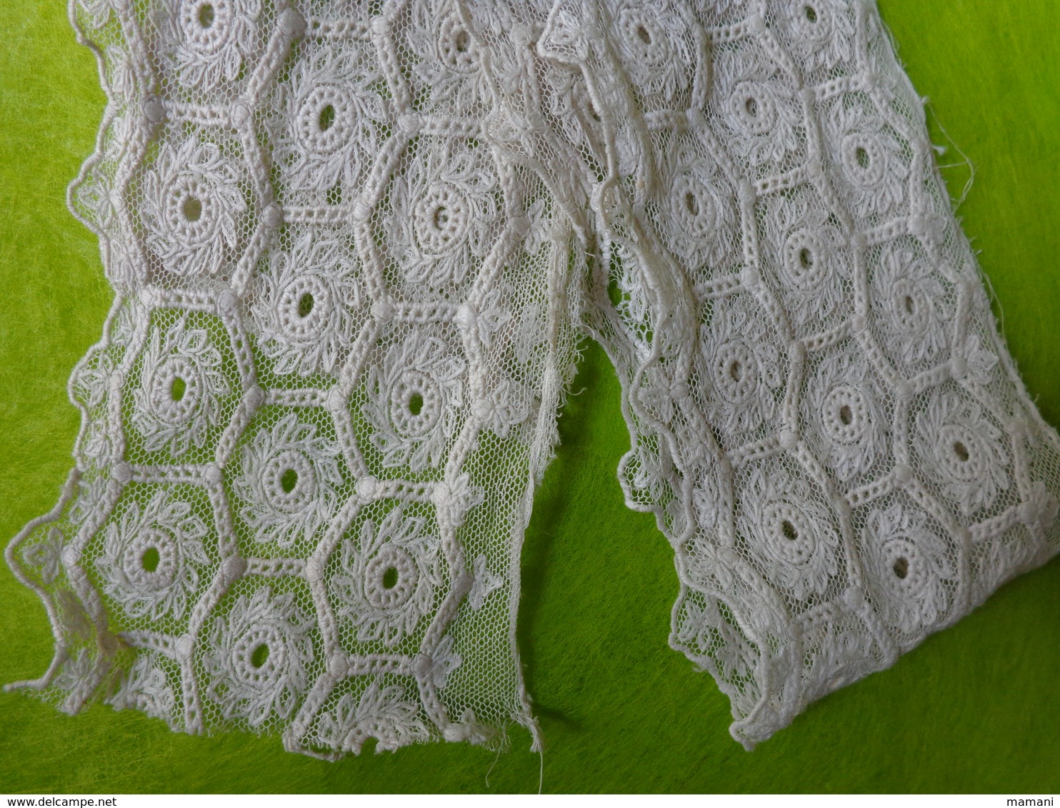 Lot De Dentelles Anciennes Et Broderie Pour Robe De Poupee Ou Autre...coiffe - Laces & Cloth