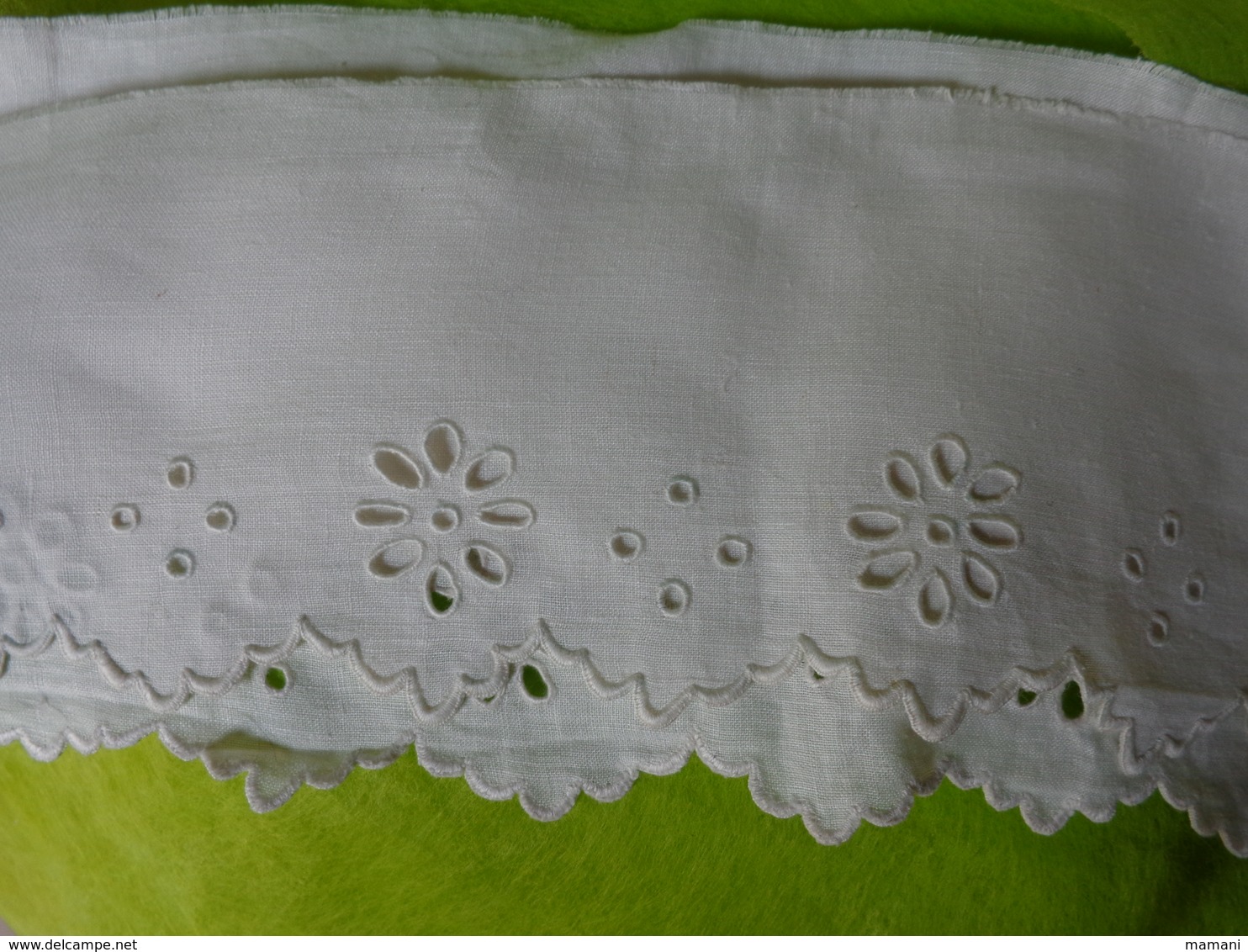 Lot De Dentelles Anciennes Et Broderie Pour Robe De Poupee Ou Autre...coiffe - Laces & Cloth