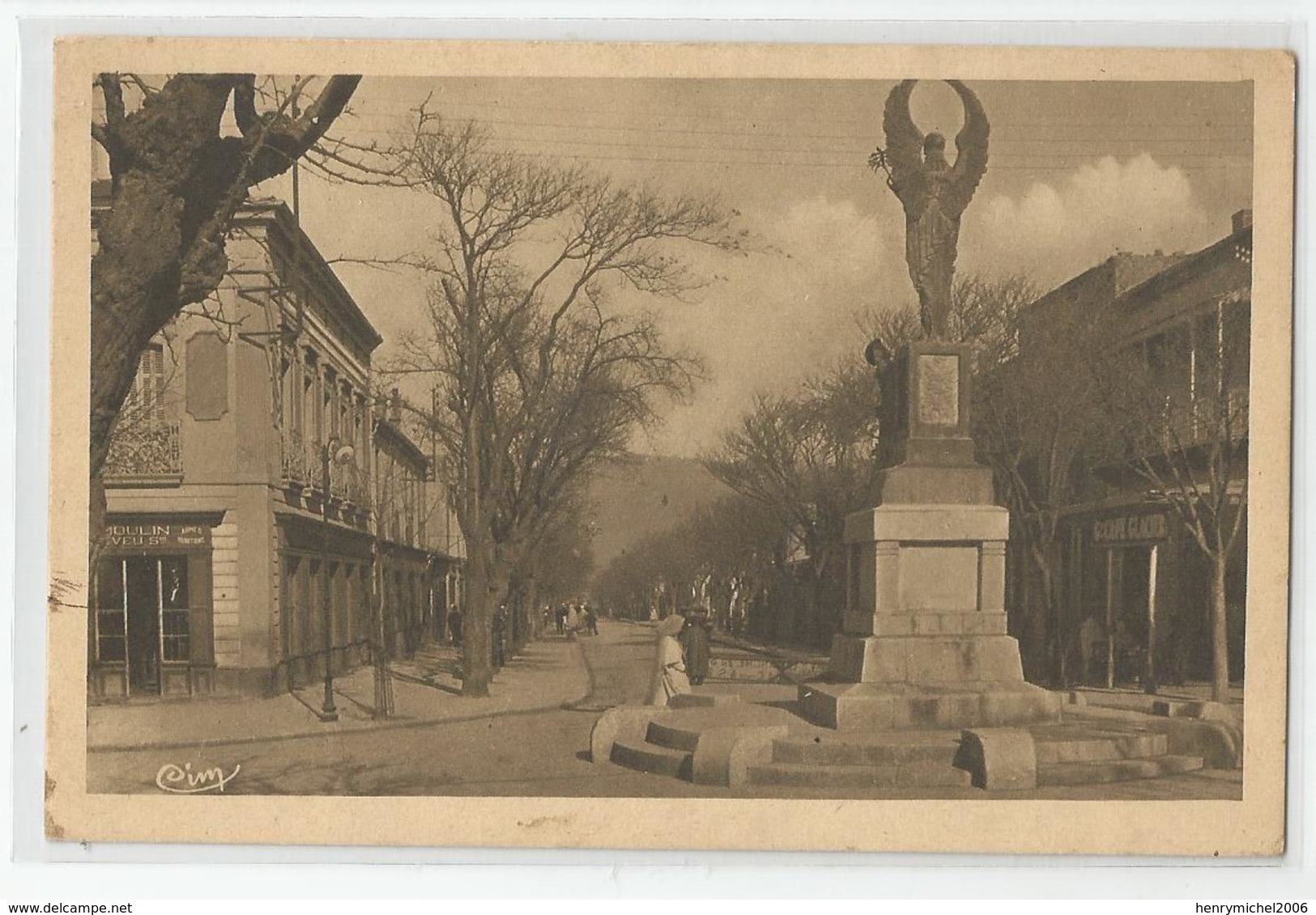 Algérie Batna Le Monument Aux Morts Et L'avenue De La République 1940 - Batna