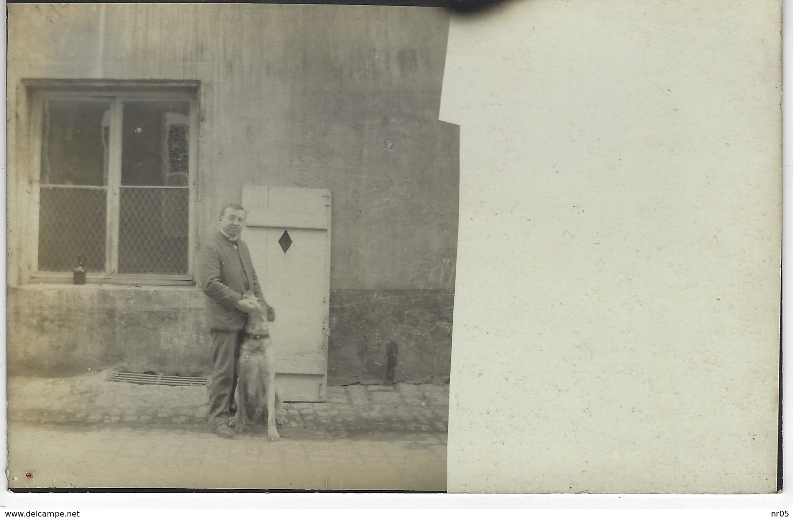 CARTE PHOTO Representant Homme Devant Une Maison - A IDENTIFIER - Posté De Pont A Mousson ( Meurthe Et Moselle ) - Other & Unclassified