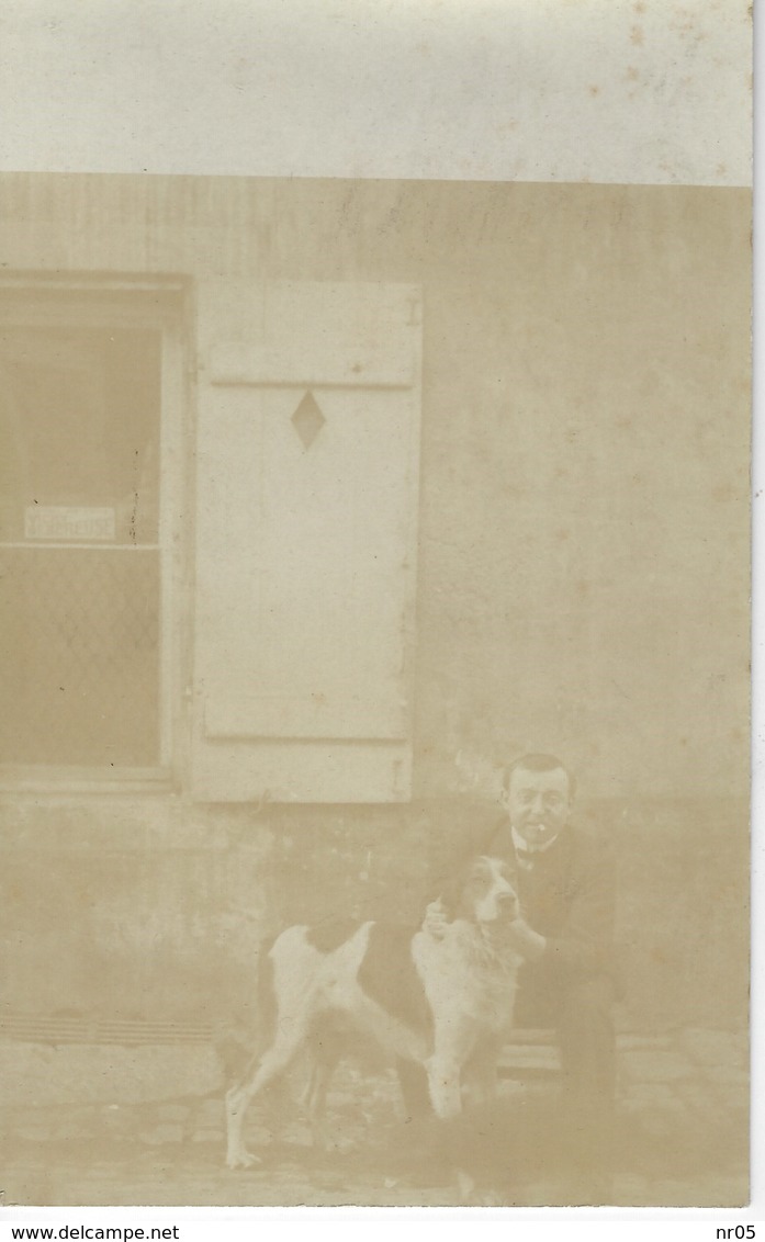 CARTE PHOTO - Homme Et Chien Devant Une Maison,  Avec Cachet De La Poste De PONT A MOUSSON ( Meurthe Et Moselle ) - Autres & Non Classés