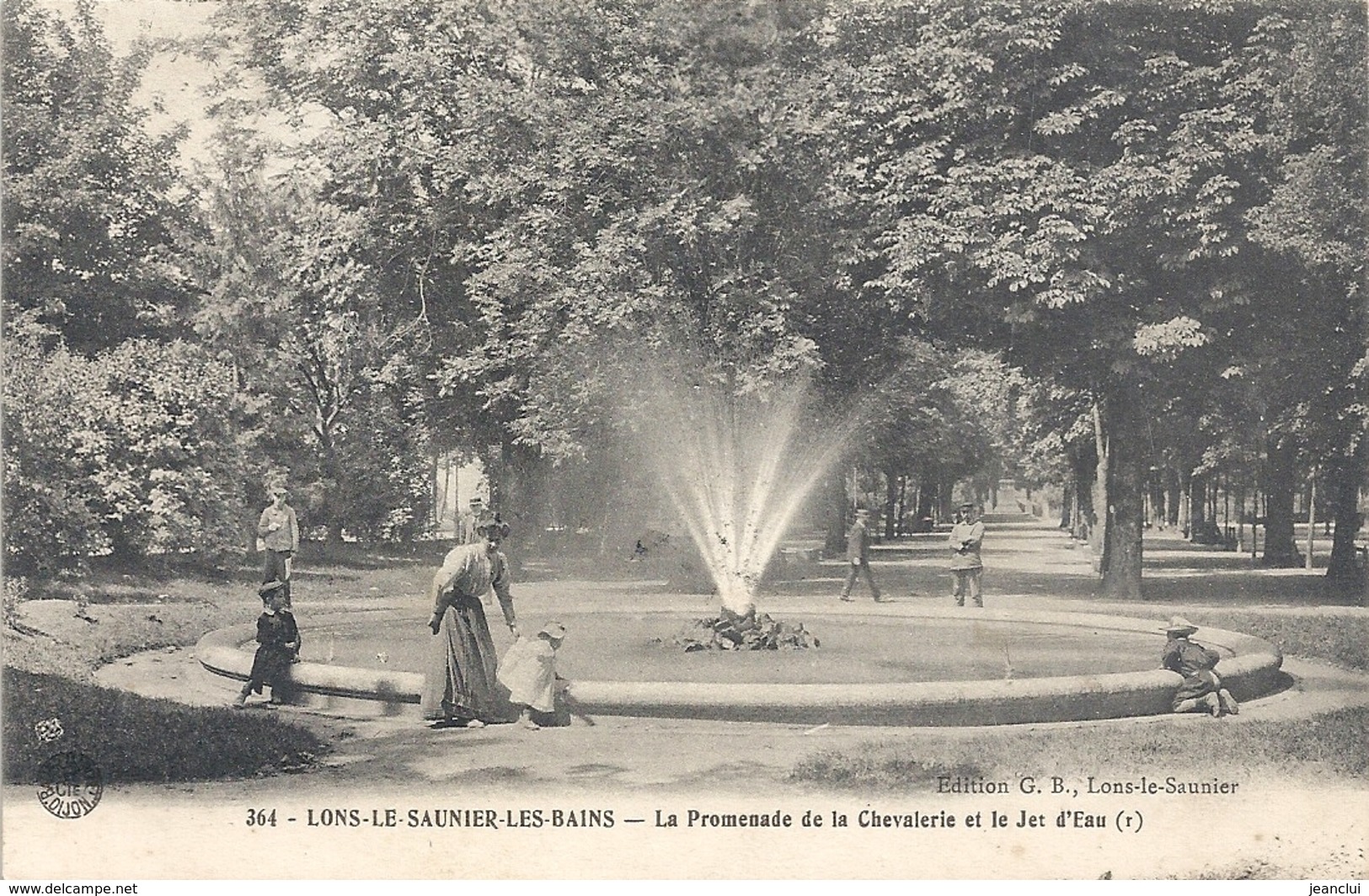 364. LONS-LE-SAUNIER-LES-BAINS . LA PROMENADE DE LA CHEVALERIE ET LE JET D'EAU . CARTE TRES ANIMEE AFFR AU VERSO.2 SCANE - Lons Le Saunier