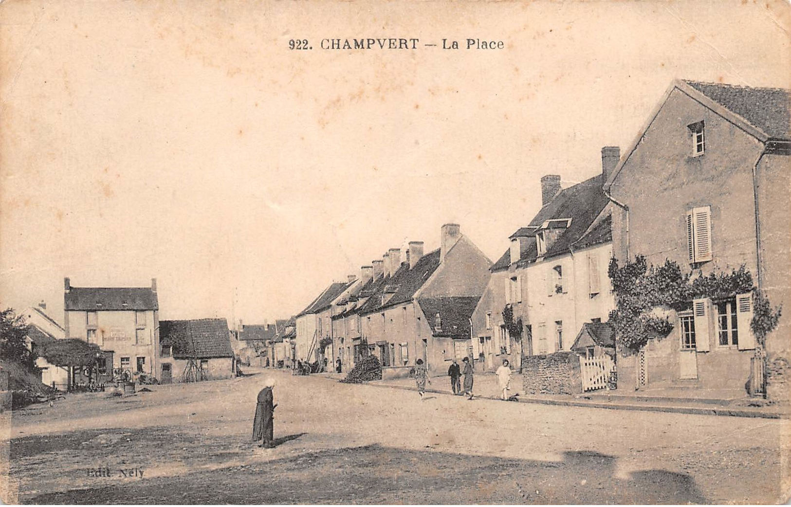 58 - Champvert - La Place Animée - Autres & Non Classés